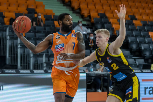 凭借坚固的 凭借坚固的